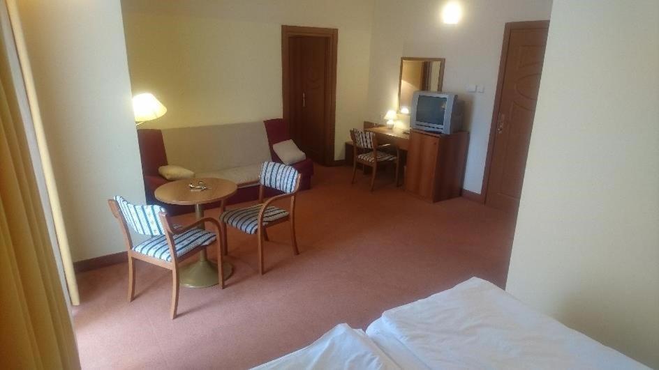 Hotel Vila Ruzica- Glavna Zgrada I Depandanse ซริกเวนิซา ภายนอก รูปภาพ