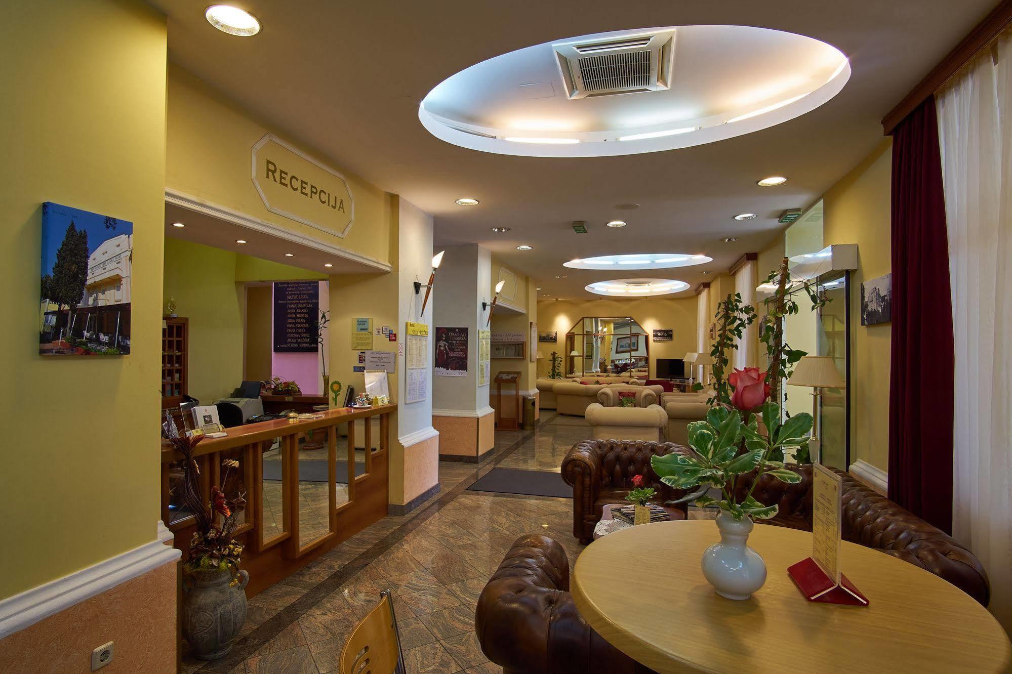 Hotel Vila Ruzica- Glavna Zgrada I Depandanse ซริกเวนิซา ภายนอก รูปภาพ