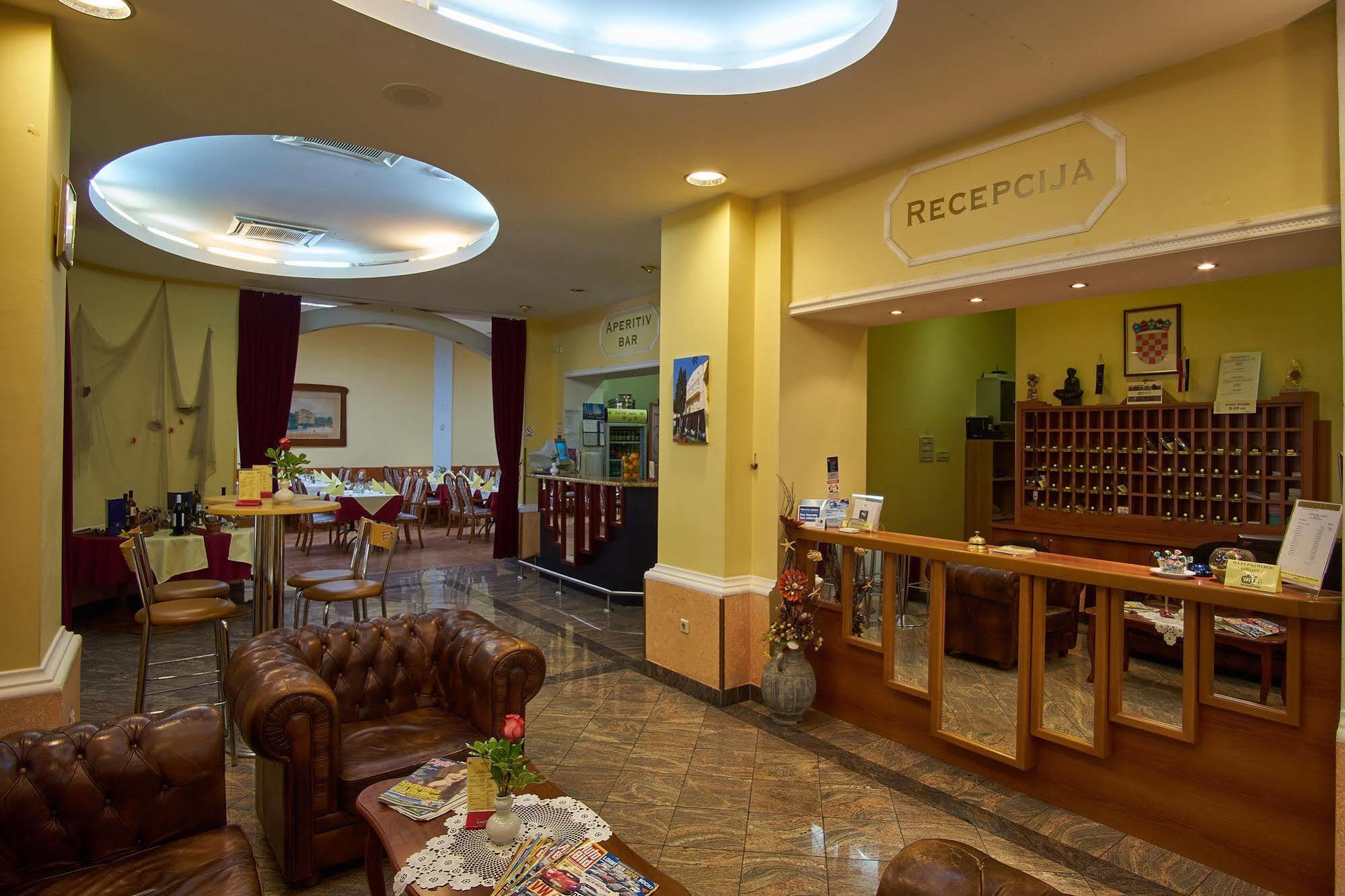 Hotel Vila Ruzica- Glavna Zgrada I Depandanse ซริกเวนิซา ภายนอก รูปภาพ
