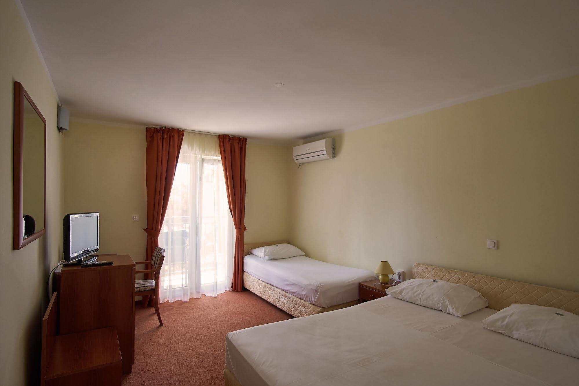 Hotel Vila Ruzica- Glavna Zgrada I Depandanse ซริกเวนิซา ภายนอก รูปภาพ