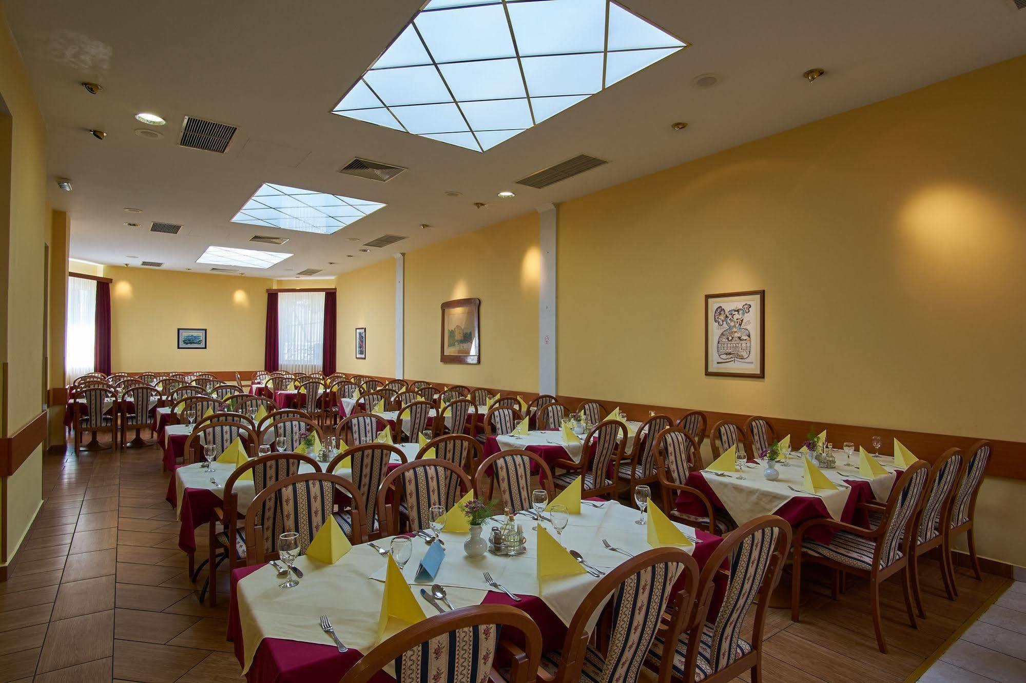 Hotel Vila Ruzica- Glavna Zgrada I Depandanse ซริกเวนิซา ภายนอก รูปภาพ